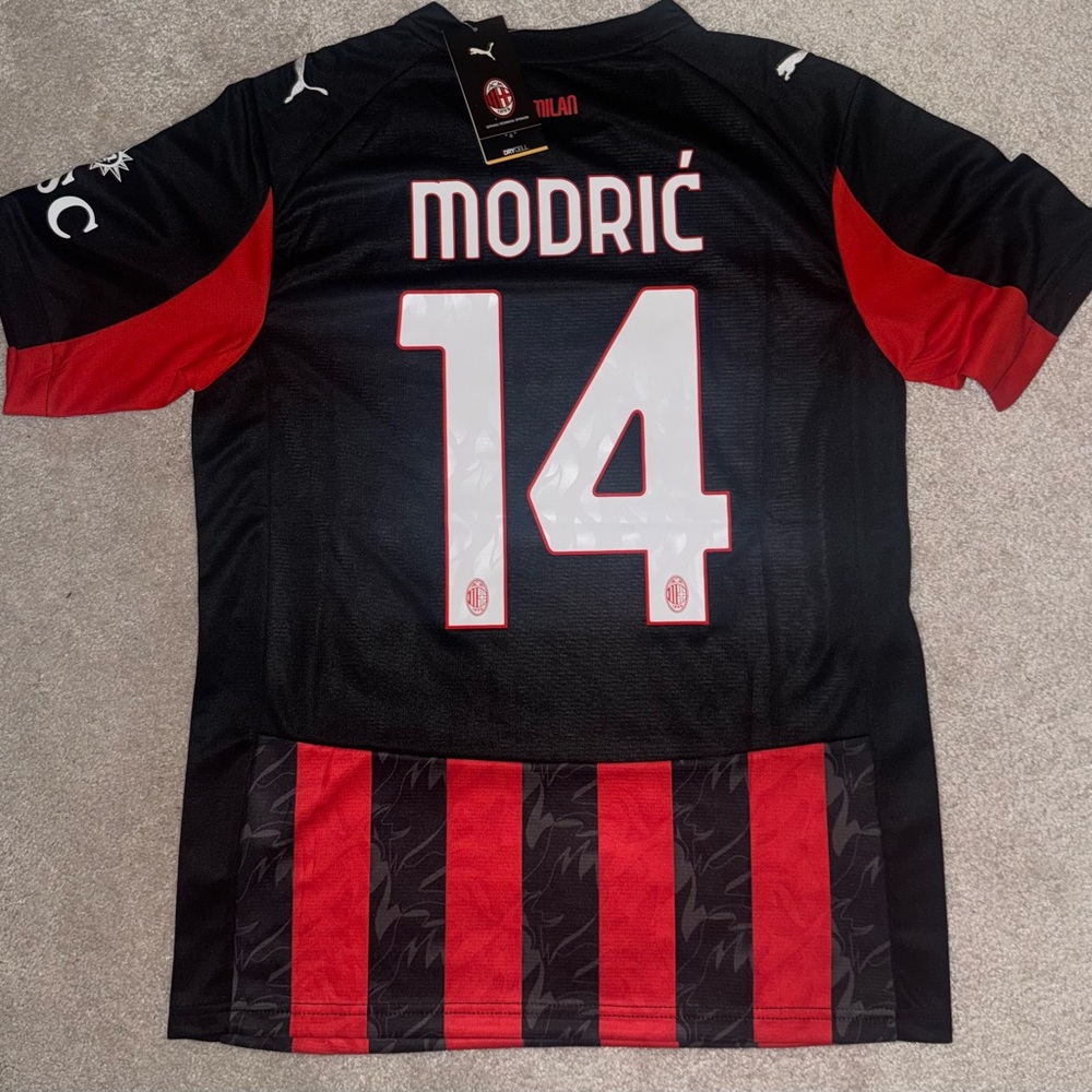 Ac Milan 25/26 soccer jersey small new with tags Modric #14